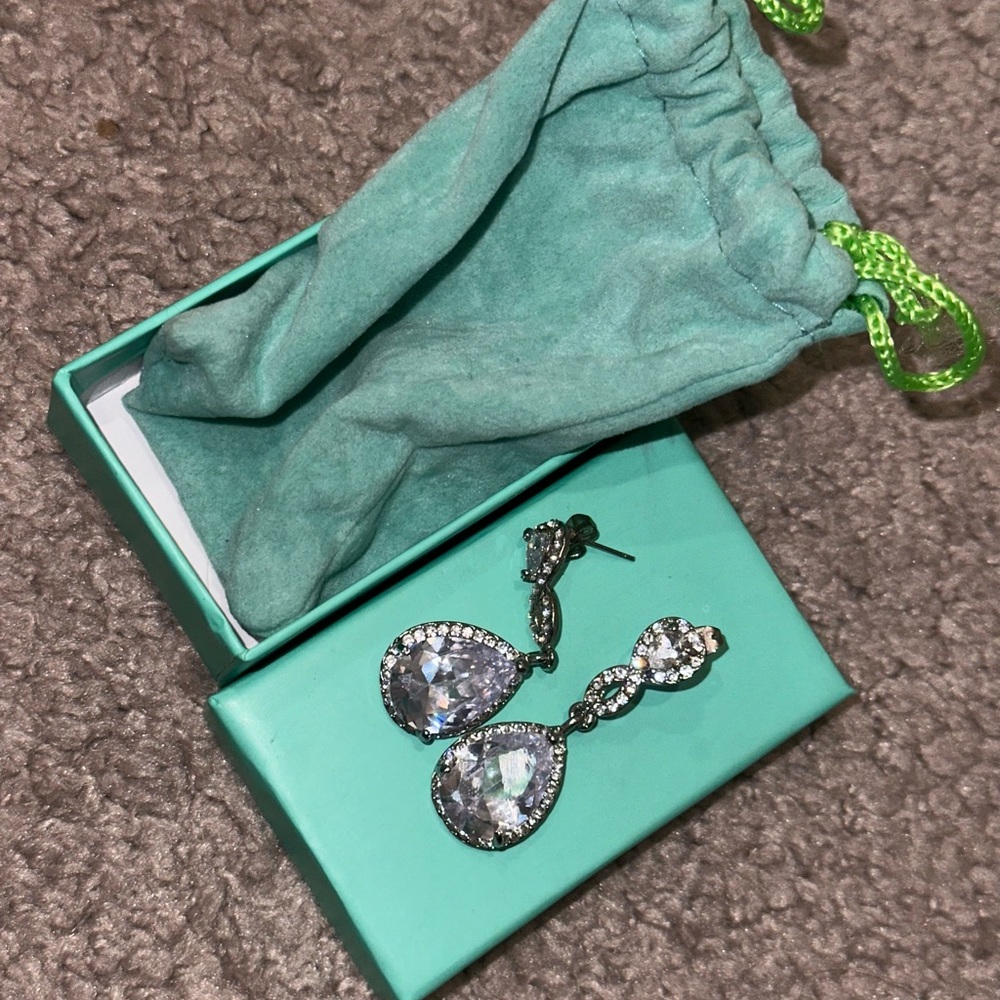 Dangling Silver Earrings.. Great for any wedding!